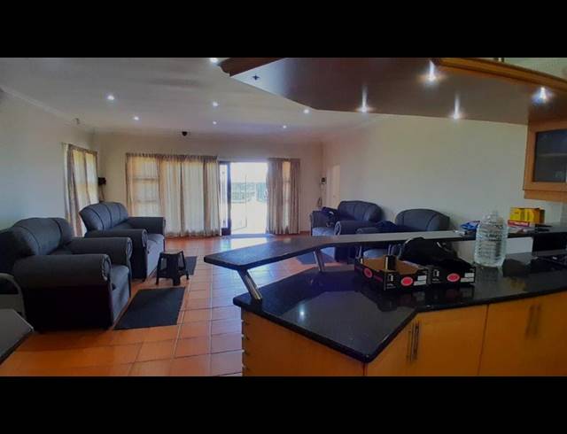 6 BEDROOM HOUSE FOR SALE IN SHELLY BEACH